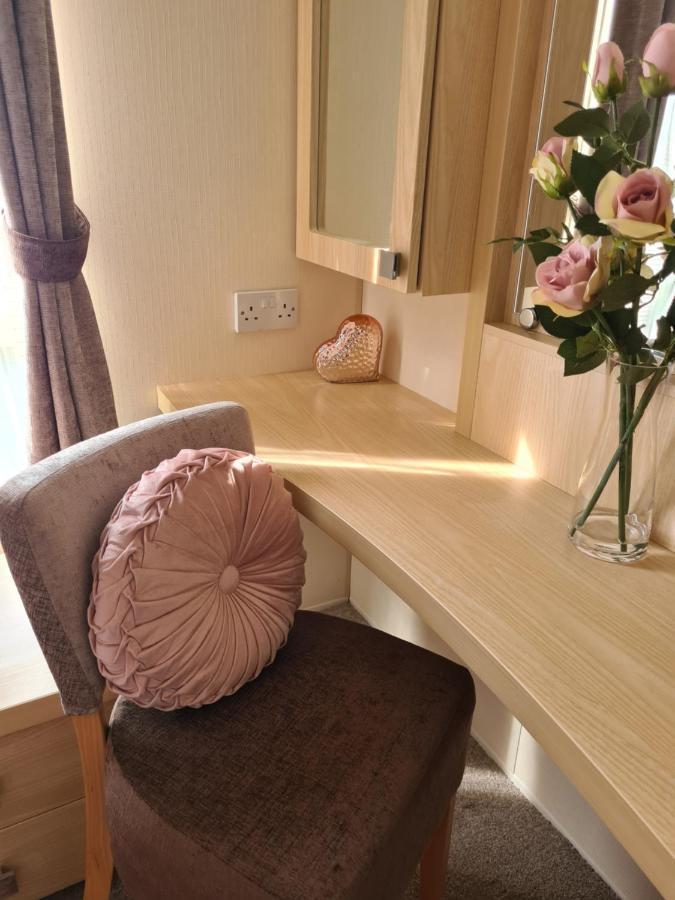 Beautiful 2 Bedroom Caravan, Holiday Park Tenby Saint Florence Dış mekan fotoğraf
