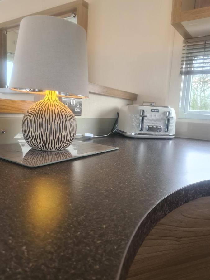 Beautiful 2 Bedroom Caravan, Holiday Park Tenby Saint Florence Dış mekan fotoğraf