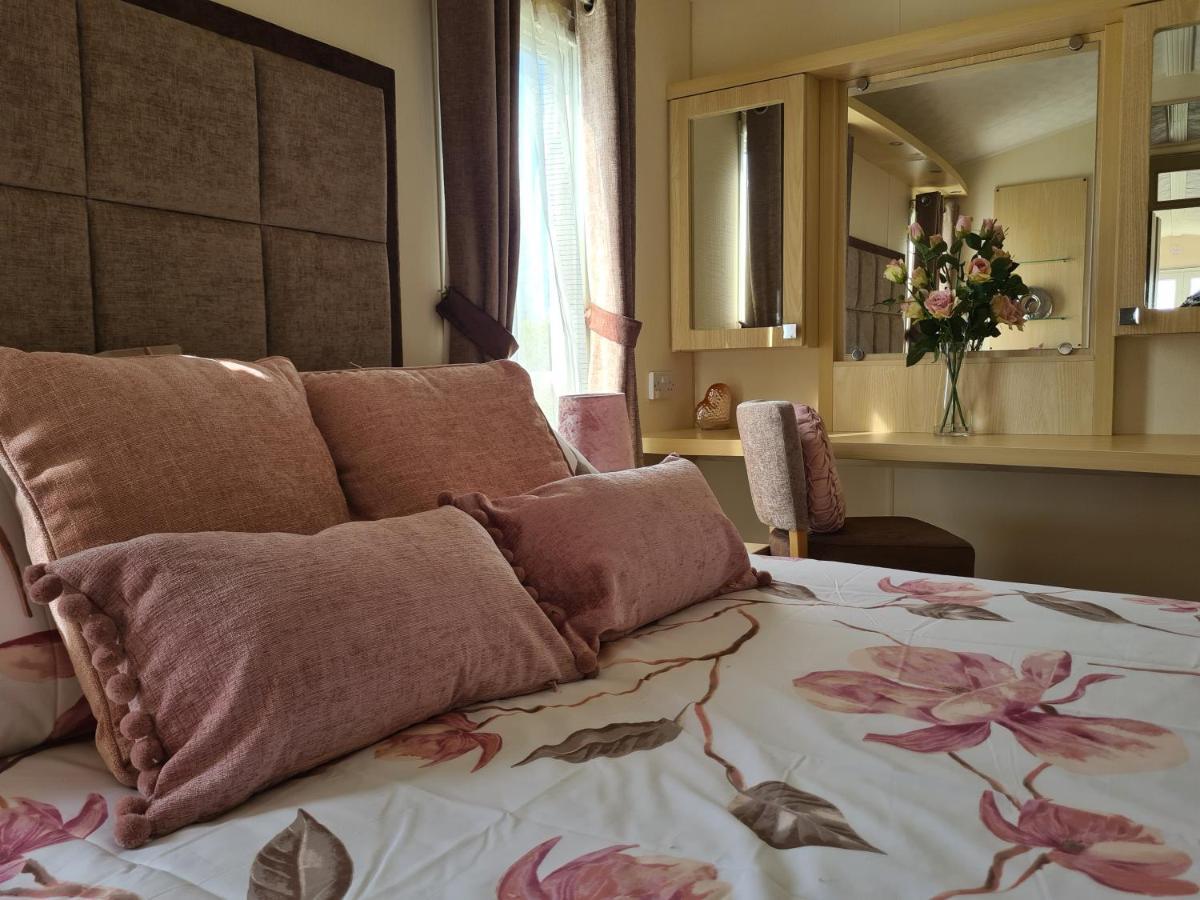 Beautiful 2 Bedroom Caravan, Holiday Park Tenby Saint Florence Dış mekan fotoğraf