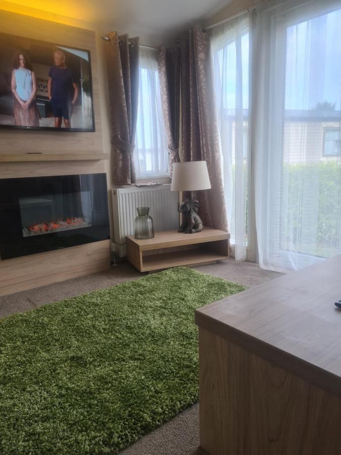 Beautiful 2 Bedroom Caravan, Holiday Park Tenby Saint Florence Dış mekan fotoğraf