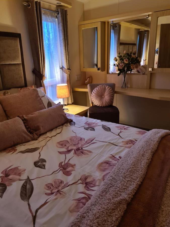 Beautiful 2 Bedroom Caravan, Holiday Park Tenby Saint Florence Dış mekan fotoğraf
