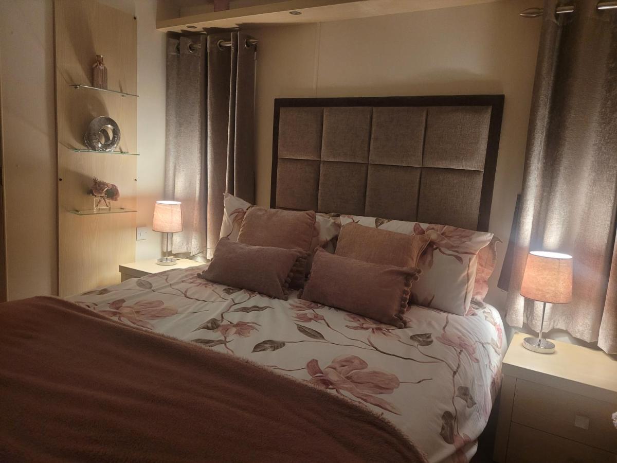 Beautiful 2 Bedroom Caravan, Holiday Park Tenby Saint Florence Dış mekan fotoğraf