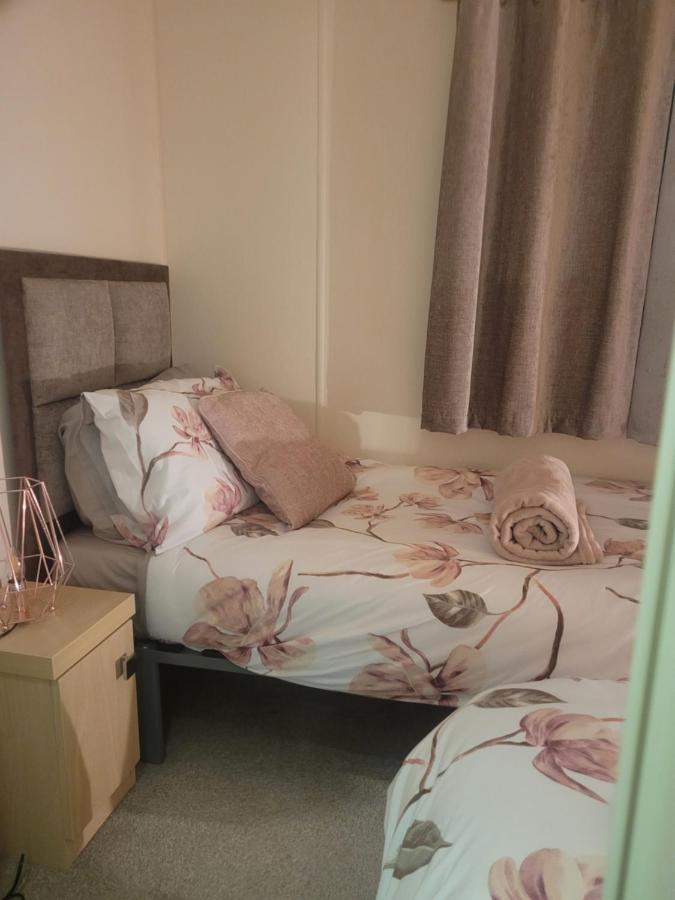 Beautiful 2 Bedroom Caravan, Holiday Park Tenby Saint Florence Dış mekan fotoğraf